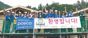 포스코 패밀리 광양봉사단은 포스코 광양제철소와 68개 협력회사, 6개 우수공급회사 소속 직원 1만4000여 명으로 구성돼 있다. 사진 제공 포스코 광양제철소