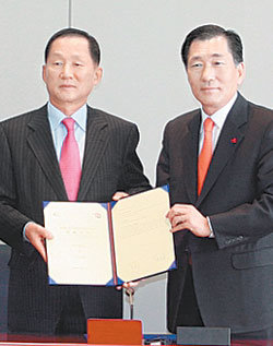 9일 인천 송도국제도시 미추홀타워에서 안상수 인천시장과 이기우 재능대 총장(왼쪽)이 캠퍼스 조성과 외국 교육기관 및 연구기관 유치를 내용으로 하는 양해각서를 체결하고 있다. 사진 제공 재능대