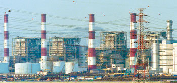 인천경제자유구역청 청라지구 인근에 위치한 ㈜한국중부발전 인천화력본부 전경. 최근 정부가 450MW 규모의 충남 보령시 화력발전소 1기를 이곳으로 이전하기로 하면서 주민과 시민단체가 반발하고 있다. 김영국 동아닷컴 객원기자