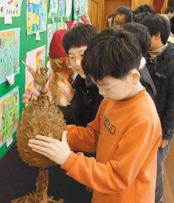 ‘찾아가는 박물관’ 수업에 참여한 홍산초등하교 학생들이 교실에 전시된 백제금동대향로 모형을 만져보고 있다. 사진 제공 부여박물관