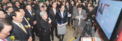 10일 서울 강남구 삼성동 코엑스에서 열린 ‘디지털미디어페어 2009’에서 이경자 방송통신위원회 부위원장이 쿡TV의 ‘구인구직 서비스’를 통해 구직자와 화상으로 대화를 나누고 있다. 구직자는 기업의 실시간 채용정보를 볼 수 있고 기업은 구직자의 이력서를 보며 화상 면접을 할 수 있다. 사진 제공 전자신문