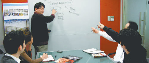 HS애드 IMC전략그룹 회의에는 광고기획자, 카피라이터, 디자이너, 마케팅조사담당자, 매체기획자 등 광고 제작 관련 인원이 모두 모여 서로의 전문영역을 공유한다. 사진 제공 HS애드