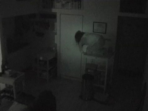 남의 집 천장 구석에 숨어사는 여성(CCTV화면 캡쳐 사진).