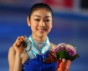 '2009 ISU 그랑프리 파이널' 여자싱글에서 우승한 뒤 메달을 들고 환하게 웃고 있는 김연아 선수.