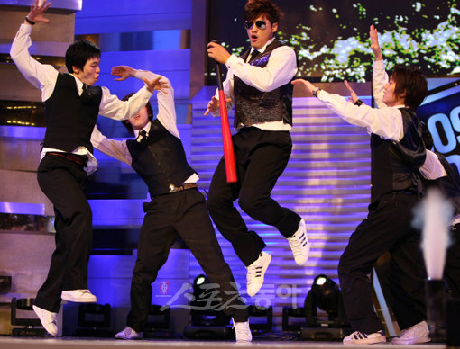 지팡이 대신 방망이…“이 춤은 비도 못춰”   멋진 외모와 탁월한 춤실력, 빼어난 무대 매너에 관객을 사로잡는 포스까지. 비도 울고 갈 만했다. 롯데 홍성흔(가운데)이 백댄서들과 함께 역동적인 모습으로 ‘방망이 춤’을 추고 있다. 역시 홍성흔이었다. 김종원 기자 won@donga.com