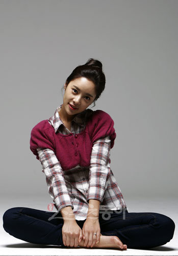 “내가 입는 옷은 모두 핫이슈”  MBC 시트콤 ‘지붕 뚫고 하이킥’의 황정음 패션이 그녀의 인기와 더불어 불티나게 팔려나가고 있다. 양회성 기자 yohan@donga.com