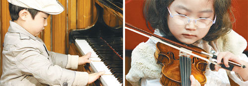 11일 오후 서울대병원에서 열린 선천성 손가락 기형 환아들의 ‘예쁜 손 잔치’ 연주회에서 채지환 군(왼쪽)이 짧은 손가락으로
피아노 연주를 하고 있다. 발가락 기형도 있는 김은진 양(4·오른쪽)은 최근 수술을 받아 발에 붕대를 감은 채 바이올린을 켰다.
김미옥 기자