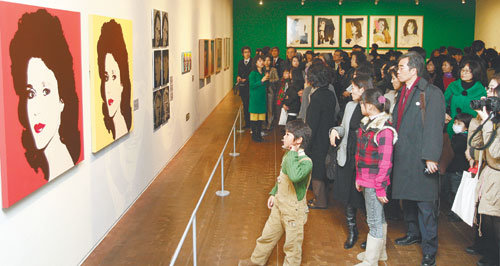 20세기 팝아트의 정수를 선보이는 ‘앤디 워홀의 위대한 세계’전이 11일 서울 중구 서소문동 서울시립미술관에서 개막했다.
개막식에 참석한 관객들이 초상화 앞에서 예술과 일상의 경계를 허문 앤디 워홀의 작품세계를 감상하고 있다. 홍진환 기자