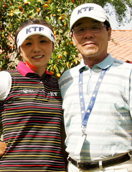 ‘슈퍼 땅콩’ 김미현(왼쪽)의 아버지 김정길 씨는 한국 골프 대디의 원조로 불린다. 김 씨는 1990년대 말 딸을 중고 밴에 태우고 미국 전역을 다니며 온갖 뒷바라지를 했다. 사진 제공 JNA