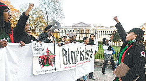 지난달 백악관 앞에서 흑인들의 모임인 ‘블랙 이스 백 연대’가 오바마 대통령이 흑인사회를 위해 적극적으로 나서지 않는 것에 항의하는 시위를 벌이고 있다.사진 제공 블랙 이스 백 연대