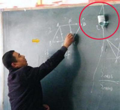중국 장쑤성의 한 중학교 수학 교사 펑이 링거를 맞아가며 수업을 진행하고 있다.