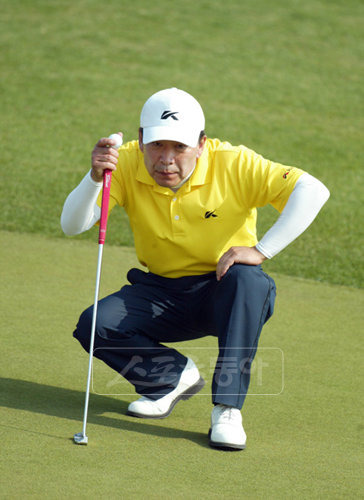 ‘쇼트 게임의 마술사’라는 별명을 갖고 있는 최상호. 하지만 그도 2m짜리 퍼트를 실패해 최고령, 최다 우승 신기록 경신에 실패했다.