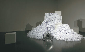 ‘조각적인 것에 대한 저항’전에 선보인 오유경 씨의 ‘큐브먼트’. 종이로 만든 정육면체들이 선풍기 바람에 흩어지며 끊임없이 변화하는 풍경을 만들어 낸다. 사진 제공 서울시립미술관