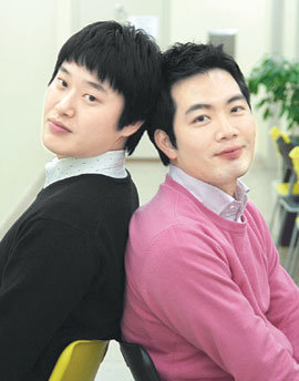 11일 저녁 서울 종로구 씨네코드 선재에서 만난 ‘좋아서 만든 영화’의 김모모(왼쪽) 고달우 감독. 김 감독은 소설 주인공 모모에서, 고 감독은 영화감독 장뤼크 고다르에서 이름을 따왔다. 염희진 기자