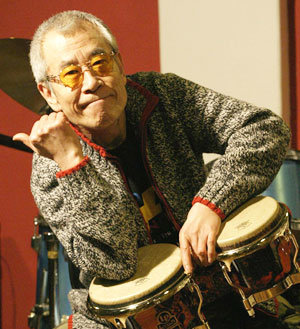 재즈 타악기 연주자 류복성 씨는 “열일곱 살 때 라디오에서 우연히 들은 재즈 리듬에 반해 50년을 붙들고 살았지만 아직도 매일 새롭다”고 말했다. 사진 제공 신나라레코드