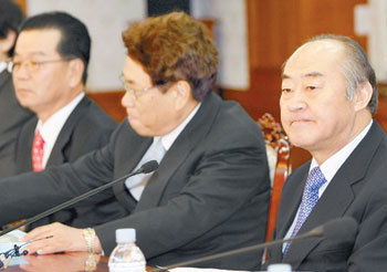 세종시 민관위원회 5차 회의  14일 서울 종로구 세종로 정부중앙청사에서 열린 세종시 민관합동위원회 5차 회의에서 송석구 민간 측 공동위원장(오른쪽)이 인사말을 하기에 앞서 굳은 표정을 짓고 있다. 박영대 기자