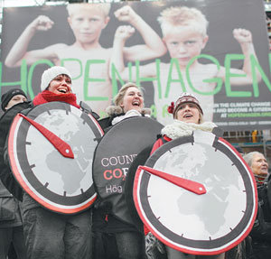 덴마크 코펜하겐에서는 12일 대규모 시위에 이어 13일에도 기후변화 대응을 촉구하는 시위가 이어졌다. 시위자들이 코펜하겐 중심가에서 스톱워치 모양의 표지판을 들고 집회에 참가하고 있다. 코펜하겐=AP 연합뉴스