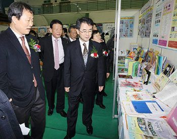 대구시교육청 이걸우 교육감 권한대행(오른쪽) 등 관계자들이 ‘대구 학생 저자 3981명의 책 잔치’에 전시된 다양한 저술활동 자료를 살펴보고 있다. 사진 제공 대구시교육청