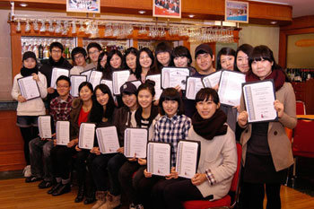 미국호텔협회가 주관한 국제공인 와인전문가 자격 시험에 응시한 영진전문대 학생들이 합격증을 보여주고 있다. 사진 제공 영진전문대