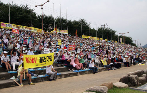 경남 밀양시, 창녕군과 경북 청도군 주민들은 한전 고압송전선로 건설 백지화를 요구하며 궐기대회와 상경집회를 자주 열었다. 국민권익위 중재로 사태가 잘 마무리될지 관심이 쏠리고 있다. 동아일보 자료 사진
