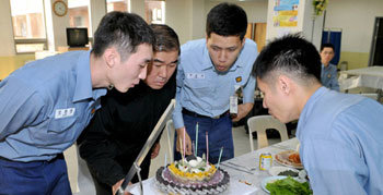 해군작전사령부 소속 장병들이 밀가루 케이크와 탄산음료 대신 쌀 케이크와 식혜로 생일파티를 하고 있다. 사진 제공 해군작전사령부