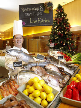 하얏트 리젠시 인천 호텔의 주방장이 24, 25일 ‘라이브 크리스마스 마켓’에서 선보일 싱싱한 어류와 과일을 소개하고 있다. 이번 크리스마스 마켓에서는 이탈리아, 프랑스, 아시안, 한국, 일본, 유럽식 디저트, 시푸드, 음료 마켓이 선보인다. 차준호 기자