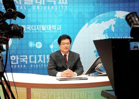 [한국디지털대학교 미디어센터의 HD 제작 스튜디오에서 동영상 강의를 촬영하는 모습]