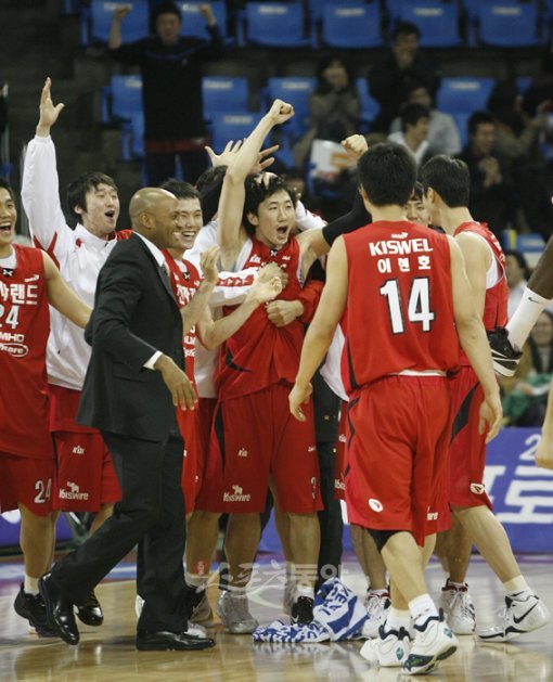 이것이 농구다! 15일 잠실학생체육관에서 열린 서울 SK와 인천 전자랜드의 프로농구 경기에서 전자랜드 정영삼(가운데 양손을 들고 있는 선수)이 결승 버저비터를 성공시켰다. 잠실 ｜ 임진환 기자 photolim@donga.com