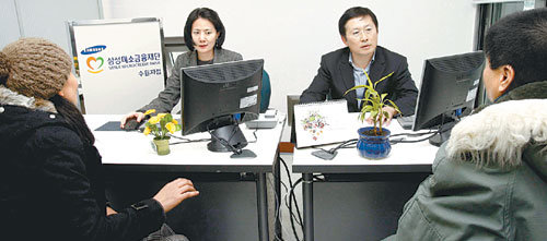 삼성그룹이 민간기업 최초로 ‘삼성미소금융재단’을 설립하고 15일 경기 수원시 팔달문시장에 1호 지점을 열었다. 정식 가동을
하기도 전에 돈을 빌리려는 서민들의 발길이 이어지자 재단 직원들이 약식 상담을 해주고 있다. 수원=홍진환 기자