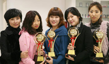 제4회 중국 네일아트대회에서 금, 은, 동상을 받은 대경대 뷰티디자인학부 학생들. 왼쪽은 하헌진 지도교수. 사진 제공 대경대