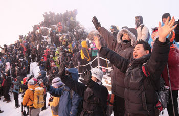 올해 첫날 지리산 천왕봉 해맞이 장면. 동아일보 자료 사진