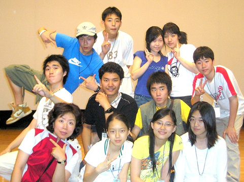 [청소년들과 함께한 이은숙씨(왼쪽 아래 붉은색 옷 입은 이)]