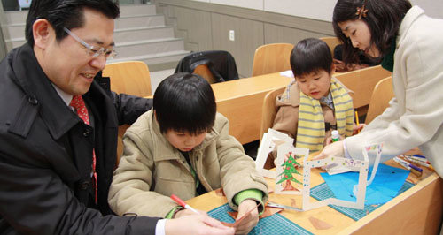 송왕규 씨 부부와 두 아들이 16일 세 번째 ‘패밀리데이’를 맞아 서울 중구 동국대 소강당에서 열린 ‘북아트 만들기’에 참여하고 있다. 노지현 기자