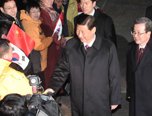 16일 서울공항에 도착한 시진핑 중국 국가부주석이 환영객들과 악수하고 있다. 시 부주석은 2005년 저장 성 당서기 시절 이후 4년 만에 한국을 다시 방문했다. 사진공동취재단