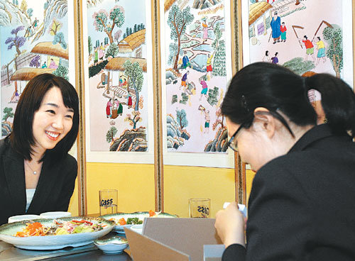 올해 3월 ‘2009 함께하는 희망찾기―변호사님과 친구됐어요’ 캠페인에서 자매결연한 현아 양(가명·오른쪽)이 김영지 변호사(왼쪽)에게서 학습용 전자사전을 선물 받고 기뻐하고 있다. 동아일보 자료 사진