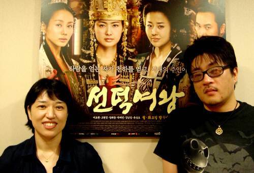 선덕여왕 포스터 앞에 선 김영현· 박상연 작가.