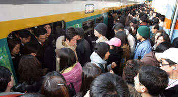 붐비는 지하철에 무리하게 타기보다 다 같이 다음 지하철을 이용하면 더 빨리 갈 수 있다는 연구 결과가 나왔다. 동아일보 자료 사진
