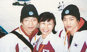 2002년 솔트레이크시티 올림픽 때 빙상장에서 이규혁(왼쪽) 규현 형제와 어머니 이인숙 씨(53)가 포즈를 취했다. 어머니는 피겨 국가대표 감독을 지냈고 아버지 이익환 씨(63)는 스피드스케이팅 국가대표 출신이다. 사진 제공 이규현 코치