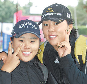 조윤희(오른쪽) 윤지 자매가 17일 중국 푸젠 성 샤먼에서 개막한 한국여자프로골프(KLPGA)투어 오리엔트 차이나 레이디스오픈에 참가해 선전을 다짐하고 있다. 사진 제공 KLPGA
