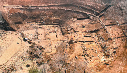 고려시대 강화도읍기(1232∼1270년) 당시 방어용 3중 성곽 중 하나인 중성(中城) 유적에서 발굴된 6개 동의 건물 터. 사진 제공 중원문화재연구원