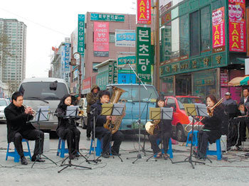 대구 중구의 중앙로 인도에서 지역 음악인들이 거리연주회를 열고 있다. 정용균 기자