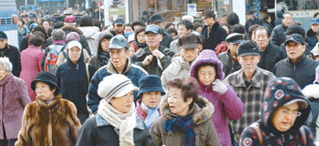 15일 오전 충남 아산시 온양온천역. 1960, 70년대 신혼여행지였던 아산을 찾은 수도권의 노인관광객들이 대거 전철역을 빠져 나오고 있다. 사진 제공 아산시