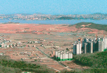 2001년 3월 29일 인천국제공항 개항 당시만 해도 주목받지 못했던 인천 중구 영종·용유도. 하지만 자족기능을 갖춘 공항복합도시로 개발하기 위한 사업들이 윤곽을 드러내면서 관심을 모으고 있다. 사진은 백운산에서 내려다 본 영종하늘도시. 김영국 동아닷컴 객원기자