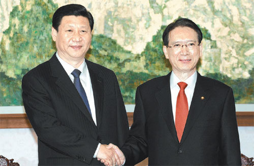 17일 국회를 방문한 시진핑 중국 국가부주석(왼쪽)이 의장실에서 김형오 국회의장과 악수하고 있다. 이 자리에서 시 부주석은 “한반도 문제의 당사자로서 남북한이 대화를 통해 화해 협력을 추진해가길 바란다”고 말했다. 국회사진기자단