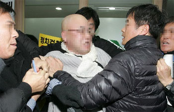 뇌물수수 의혹을 받고 있는 한명숙 전 총리의 체포영장이 집행된 18일 오후 마포구 노무현재단에서 한 승려가 문구용 칼을 들고 난동을 피우고 있다. 동아일보 자료 사진