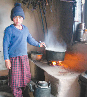 붉은 흙으로 만든 아궁이에 장작불을 지펴 음식을 만드는 히말라야의 어린이. 산촌의 소박한 일상을 엿볼 수 있다. 사진 제공 효형출판