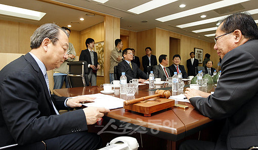 한국야구위원회(KBO) 유영구 총재(왼쪽 끝)는 히어로즈 사태의 실마리를 과연 어떻게 풀 것인가. 현재로선 KBO 이사회를 통한 해법 찾기가 가장 유력하다.스포츠동아DB