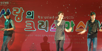 15일 가수 장윤정 씨(가운데)가 서울 서초구 반포동 서울성모병원에서 열린 ‘사랑의 크리스마스 콘서트’ 행사에서 노래를 하고 있다. 최근 병원들이 연말을 맞아 환자와 보호자를 위한 각종 행사를 열고 있다. 사진 제공 서울성모병원