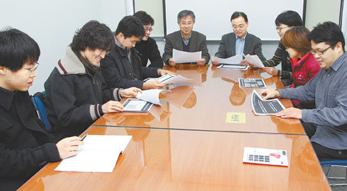 19일 오전 중앙대에서 비판사회학회의 산하 연구모임인 불평등연구회의 연구자들이 일본 도호쿠대 사토 요시미치 교수(오른쪽에서 네 번째)를 초청해 ‘한국과 일본 중간계급의 사회이동 비교 연구’를 주제로 토론하고 있다. 안철민 기자