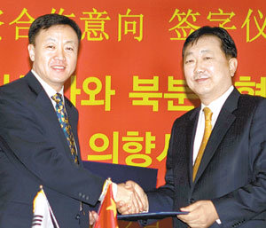 19일 서울 서초구 양재동 현대자동차 본사에서 최한영 현대차 상용사업담당 부회장(오른쪽)과 원강 북분중형기차유한공사 사장이 상용차 합작사 설립에 관한 의향서를 교환하고 있다. 사진 제공 현대자동차